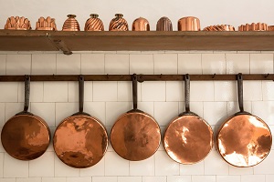 copper-pans-photo-by-stefan-schweihofer-pixabay