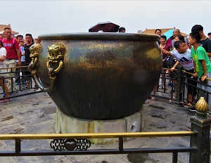 Touching the urn for luck! Forbidden City, Photo by cjverb (2017)