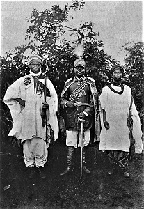 Fon Njoya (center) (c1907) Photo by Martin Göhring, WikiMedia Commons