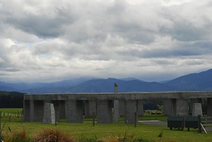Stonehenge Aotearoa, Photo by Jackol (2007), Wikimedia Commons
