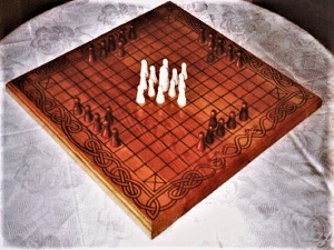 Hnefatafl, Photo by Andreas Zautner (2015), Wikimedia Commons