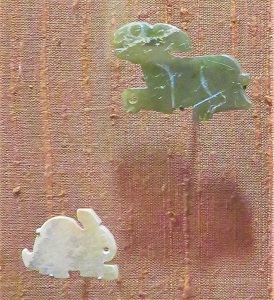 Bunny Amulets, Western Zhou Dynasty (green, c10th century BCE) &amp; Shang Dynasty (white, c11th Century BCE) , Chicago Art Institute, Photo by cjverb (2019)